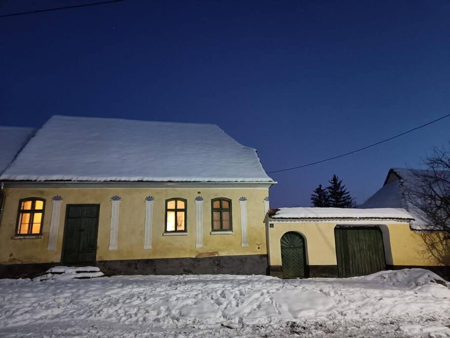 House By The Church - Entire House Crit Exteriör bild