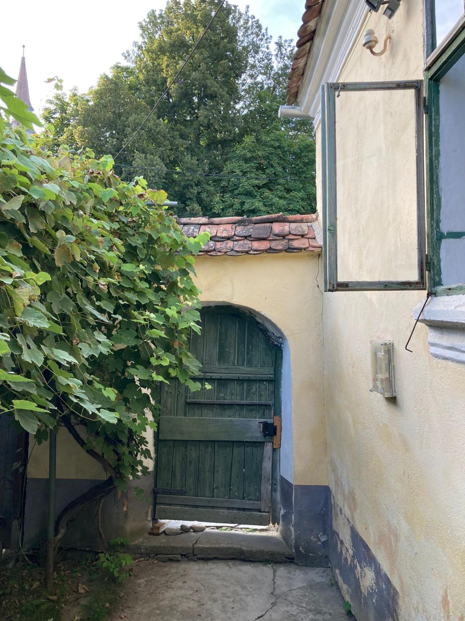 House By The Church - Entire House Crit Exteriör bild