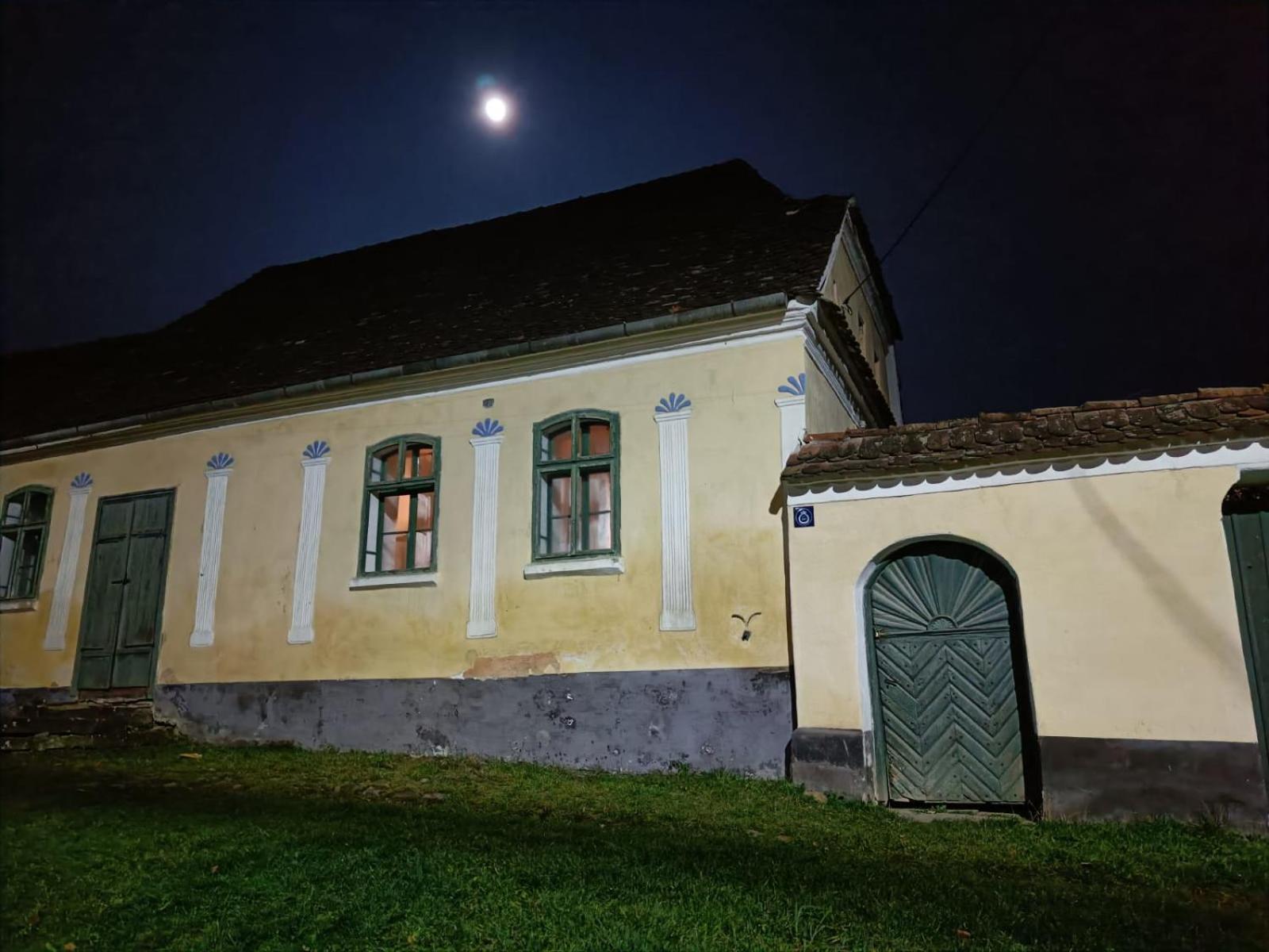 House By The Church - Entire House Crit Exteriör bild